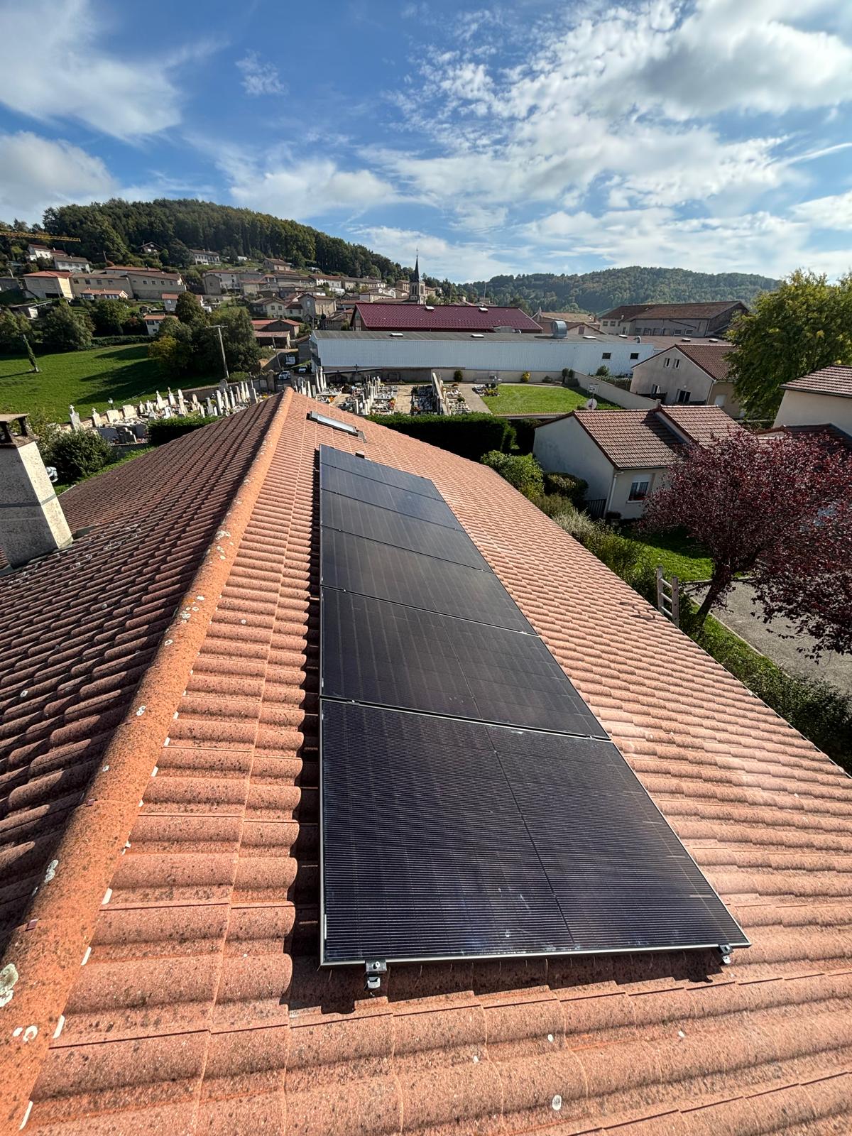 Panneaux solaires photovoltaïques intégrés à la toiture d’une maison dans la Loire.